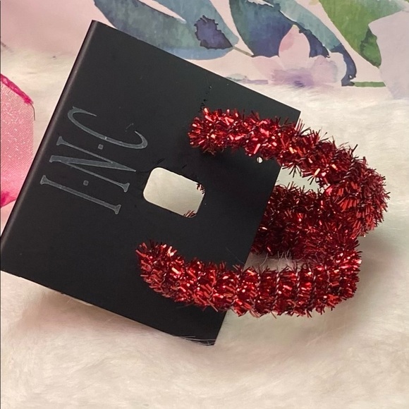 NWT INTERNATIONAL CONCEPTS GOLD TONE MEDIUM RED TINSEL HOOP EARRINGS - Picture 6 of 6